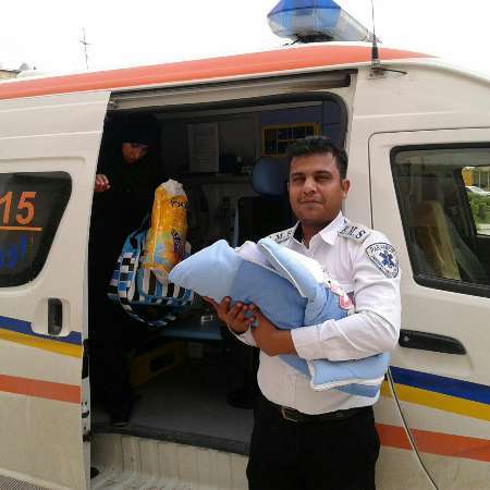 مادر هندیجانی فرزند خود را در آمبولانس به دنیا آورد