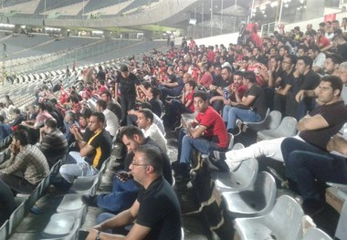  دختر ملی‌پوش را به ورزشگاه راه ندادند/ طرح موزائیکی تماشاگران به یاد شهدای اهواز +تصاویر
