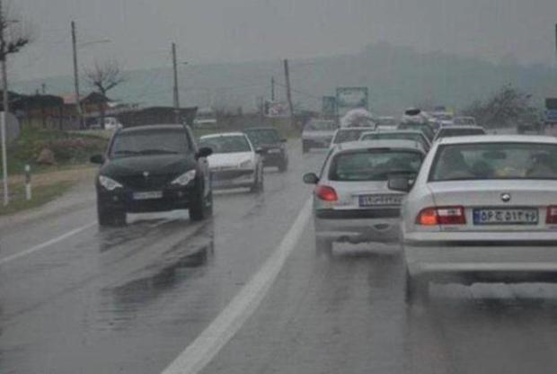 بارندگی حرکت خودروها را در جاده های غرب خراسان رضوی کند کرد