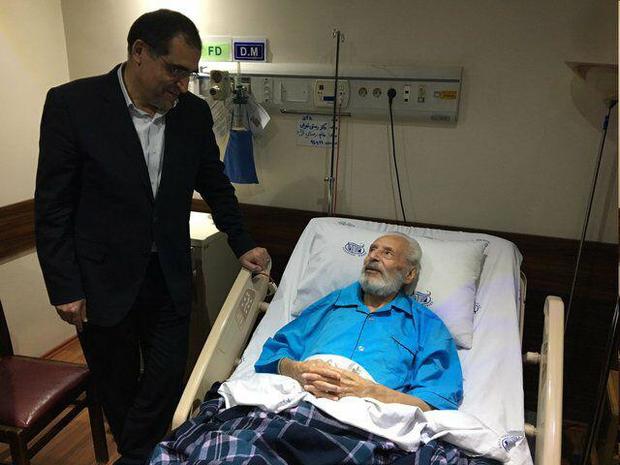 عیادت وزیر بهداشت از جمشید مشایخی در بیمارستان + تصویر