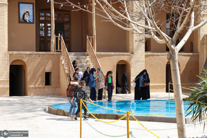 بازدید گردشگران نوروزی از بیت تاریخی امام در خمین