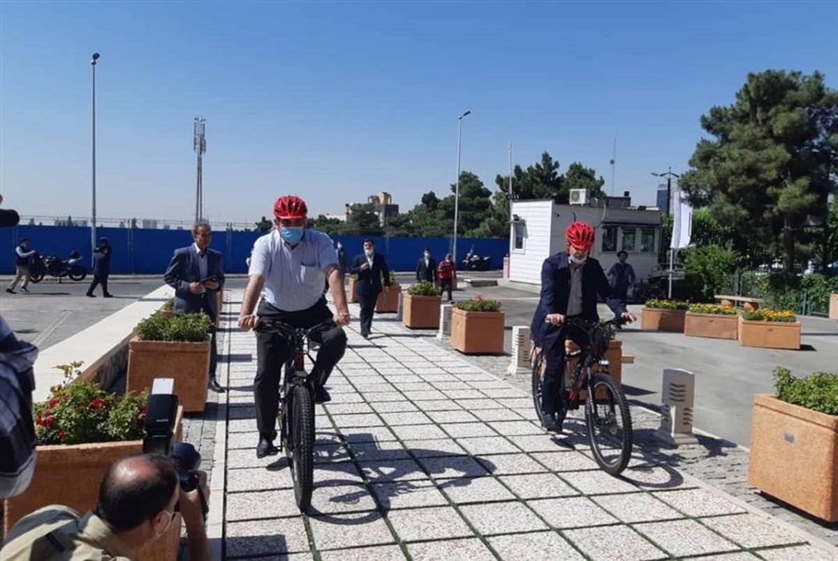 حناچی با دوچرخه به مراسم افتتاح تالار مشاهیر ورزش رفت/عکس و فیلم