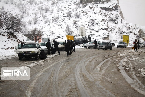 امدادرسانی به ۳۰ خودروی گرفتار در برف توسط هلال احمر بروجرد