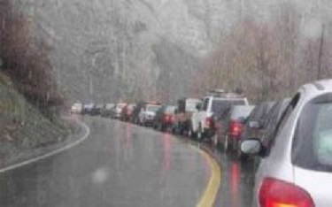 ترافیک نیمه سنگین همراه  با بارش برف در جاده چالوس - کرج