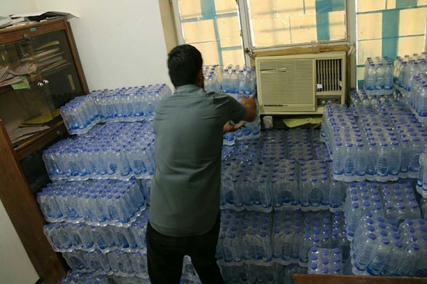بسته های آب اهدایی آبیک به مردم جنوب تحویل شد