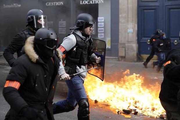 درگیری خونین معترضان جلیقه زرد با پلیس فرانسه در پاریس+تصاویر