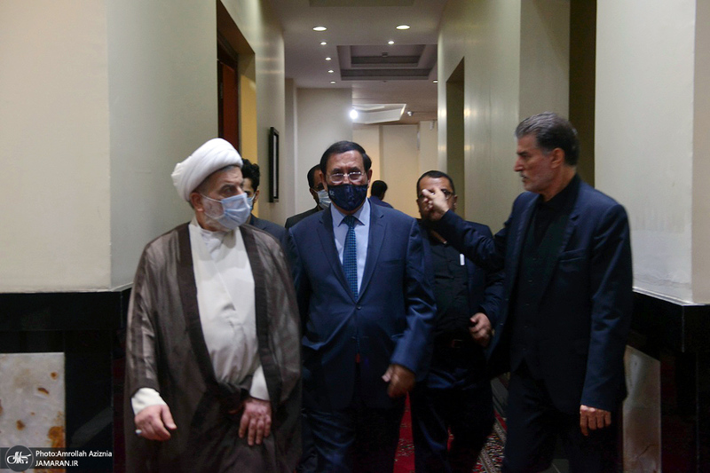 ادای احترام رئیس مجلس اعلای اسلامی عراق به مقام شامخ حضرت امام (س)