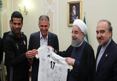 پیراهن شماره 17 طارمی به حسن روحانی اهدا شد

