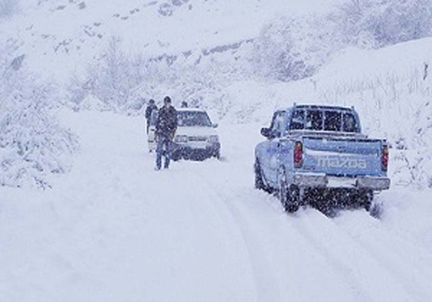 بارش سنگین برف جاده های روستایی بروجرد را مسدود کرد