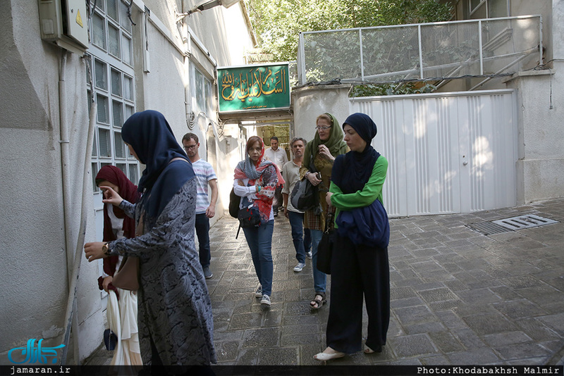 بازدید جمعی از شخصیتهای اجتماعی و فرهنگی کشورهای بوسنی و مقدونیه از بیت امام در جماران