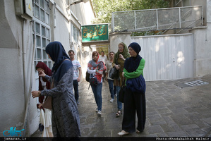 بازدید جمعی از شخصیتهای اجتماعی و فرهنگی کشورهای بوسنی و مقدونیه از بیت امام در جماران
