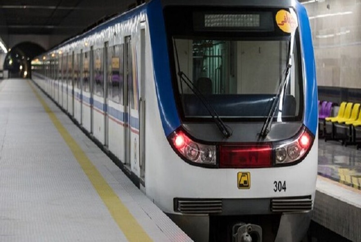 پلیس مانع ورود مسافران بدون ماسک به مترو می شود