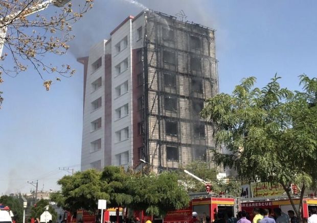 ساختمانی هشت طبقه در مشهد آتش گرفت