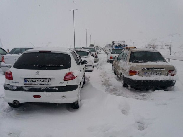 جاده 374 روستای آذربایجان غربی بر اثر بارش برف و کولاک بسته شد