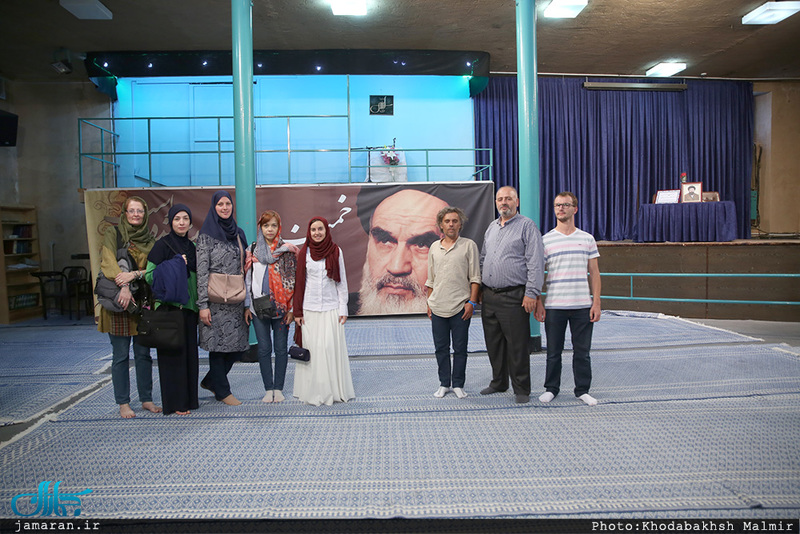 بازدید جمعی از شخصیتهای اجتماعی و فرهنگی کشورهای بوسنی و مقدونیه از بیت امام در جماران