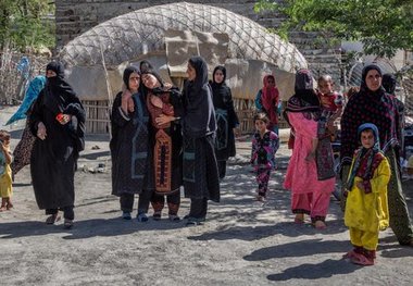 قرص آهن در میان دختران مناطق محروم توزیع می شود
