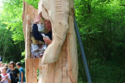 هنرمند فرانسوی 7 روز خودش را داخل مجسمه چوبی حبس کرد!+عکس