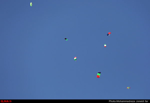 نمایش هوایی چتربازان ارتش در آسمان تهران