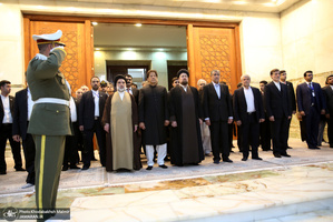 ادای احترام نخست وزیر پاکستان به مقام شامخ امام خمینی(س)