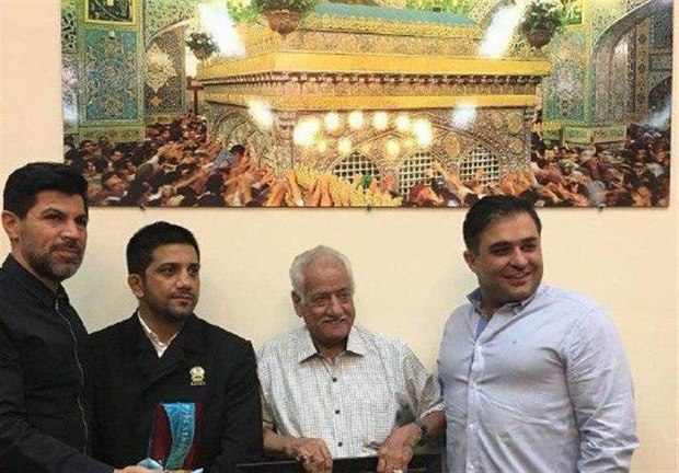 علیرضا دبیر، 12 مدال خود را به موزه آستان قدس رضوی هدیه کرد