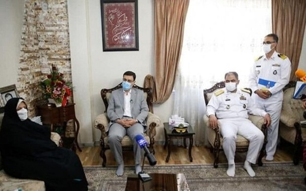 به مناسبت هفته وحدت؛ دریادار ایرانی با خانواده‌های شهدا و جانبازان اهل تسنن دیدار کرد