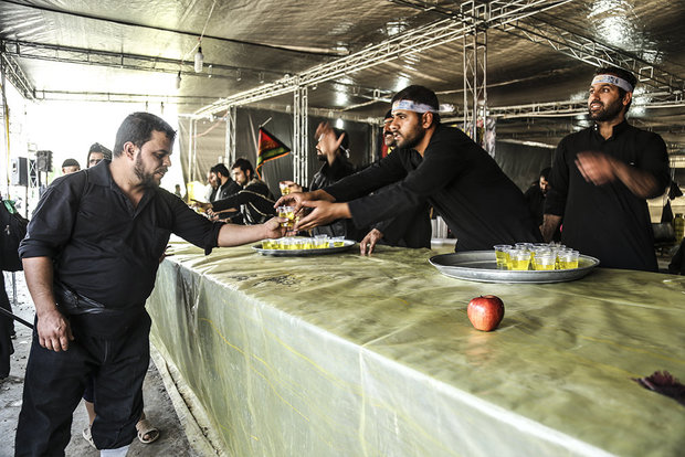 موکب مردم سریش آباد روزانه 15 هزار پرس غذا در میان زائرین اربعین حسینی توزیع می کند