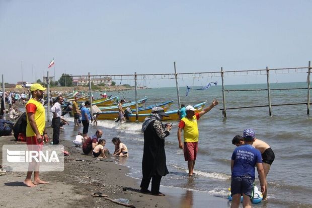 ناجیان غریق آستارا ۱۲ نفر را از غرق شدن در ساحل نجات دادند
