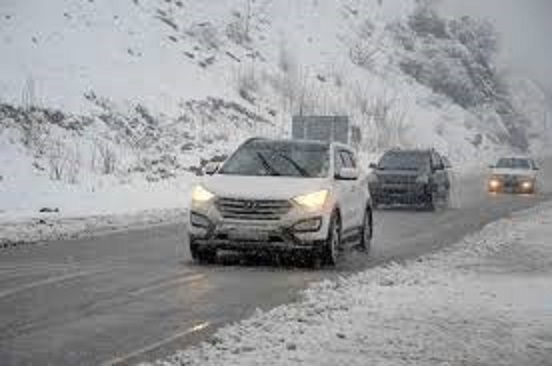 بارش برف و لغزندگی در جاده کرج - چالوس