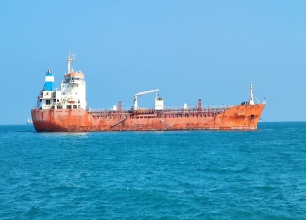 توقیف نفتکش ۱۱ میلیون لیتری سوخت قاچاق در خلیج فارس توسط نیروی دریایی سپاه + فیلم