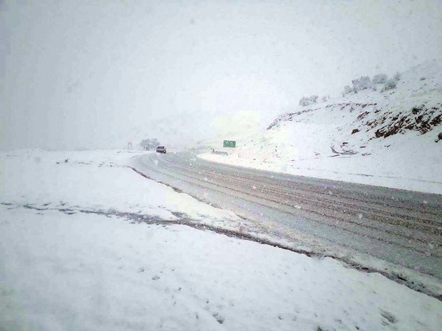 بارش برف در جاده های استان کردستان رانندگان احتیاط کنند