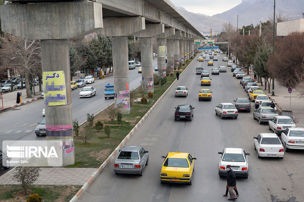 شهرداری کرمانشاه باید بنرهای تبلیغاتی روی ستون‌های قطار شهری را جمع‌آوری کند