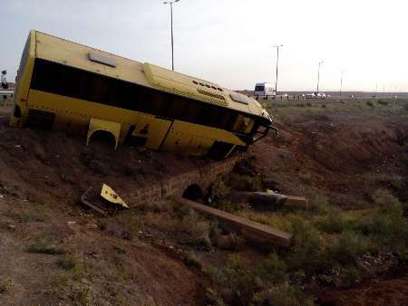 واژگونی اتوبوس مسافری در اتوبان قم ـ تهران 16 مصدوم برجای گذاشت
