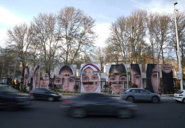 پروژه چیدمان «چشمان میناب» در میدان تجریش
