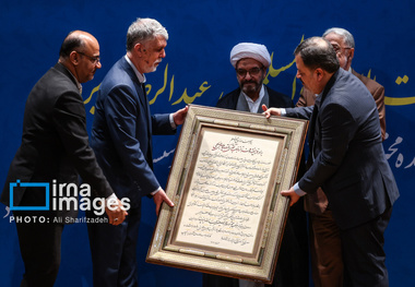 مراسم تکریم و معارفه نماینده رهبر انقلاب در موسسه اطلاعات/ رئیس دفتر رهبری: حقیقت را باید بگویید/ ایزدپناه: روزنامه اطلاعات یک گفتمان صبور، آرام و به دور از حزب‌گرایی است/ روایت سیدعباس صالحی از ۳ سال حضور در موسسه اطلاعات + گزارش تصویری