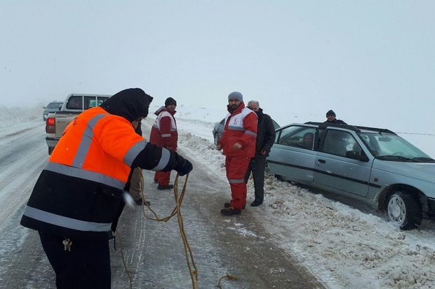 500 مسافر گرفتار در برف و کولاک جاده های تکاب نجات یافتند