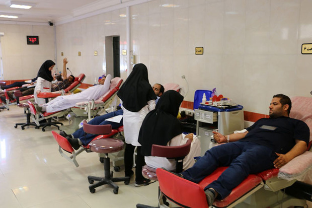 شماری از مردم زاهدان برای اهدای خون به مجروحان صف کشیدند