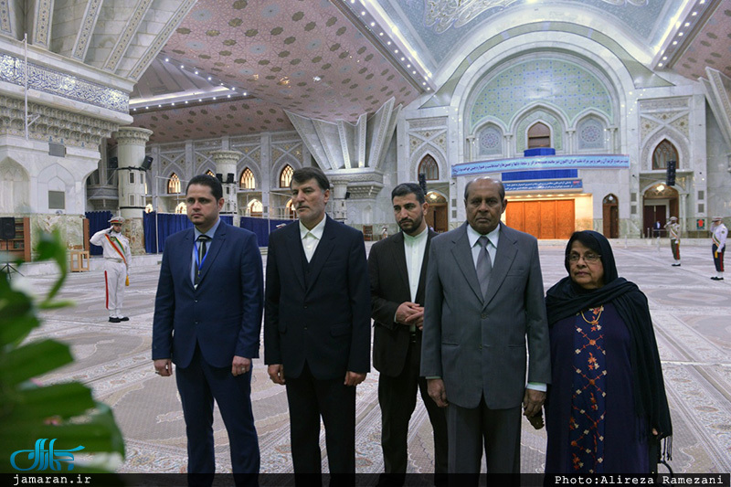 ادای احترام تیلاک مارا پانا وزیر امور خارجه سریلانکا نسبت به امام 