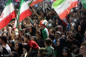 مردم میدان انقلاب در بدرقه تیم ملی به جام جهانی