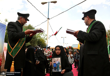 مراسم استقبال از کاروان خانواده های شهدای مدرسه شجره طیبه میناب در ایستگاه راه آهن قم