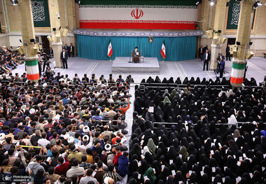 دیدار جمعی از رأی اولی‌ها و خانواده‌های شهدا با رهبر معظم انقلاب