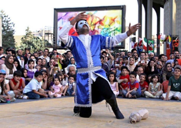 اجرای نمایش های خیابانی هفته قرآن در آرادان آغاز شد