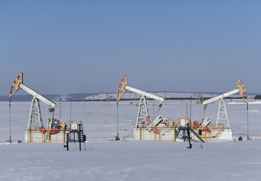 کاهش قیمت نفت به دلیل مذاکرات اوکراین و داده‌های ضعیف از چین