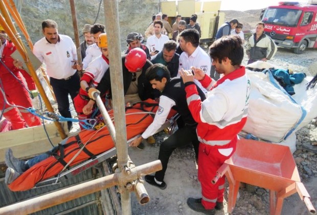 کارگر گرفتار در کانال فاضلاب سرابله از مرگ نجات یافت