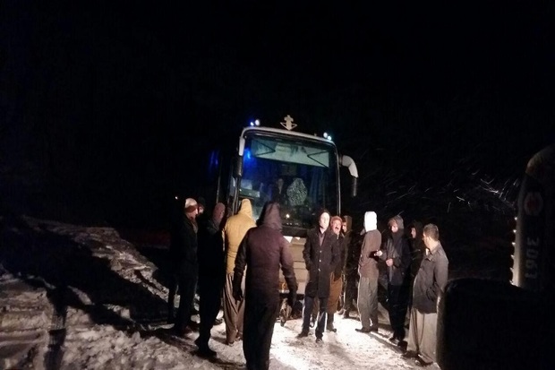 هلال احمر تکاب به 16 خودرو گرفتار در برف امدا رسانی کرد