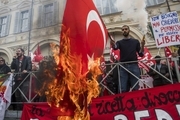 آتش زدن پرچم ترکیه در ایتالیا + عکس
