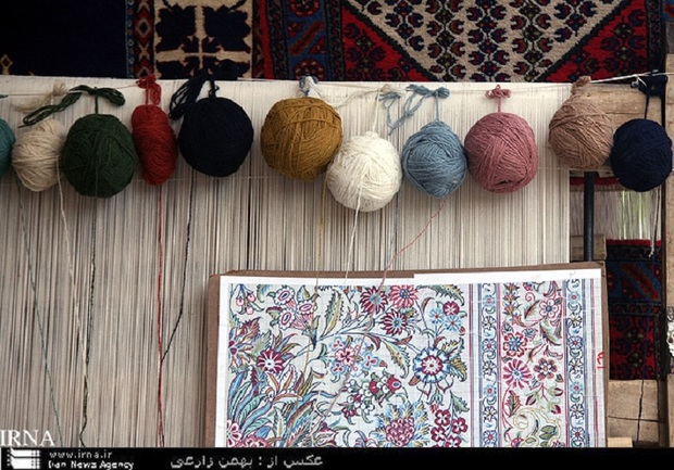 نخستین نمایشگاه طرح و نقشه فرش دستباف در کرمانشاه آغاز شد