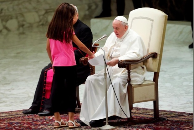 دختری که وسط سخنرانی پاپ پرید+تصاویر