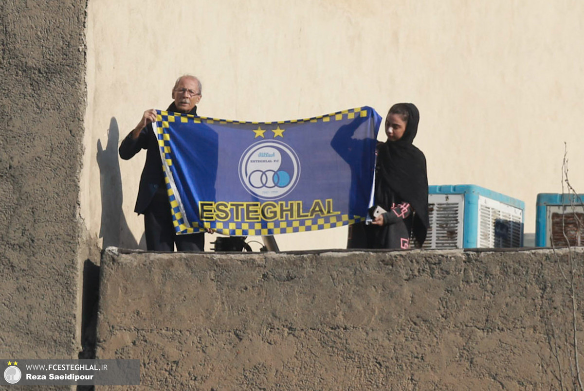  هواداران استقلال روی پشت بام آمدند! +عکس