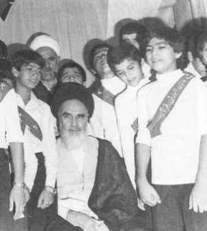 امام خمینی: شما جوانید، دانشجو هستید، ذخیره این مملکت هستید