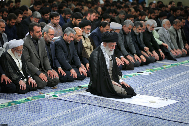 اقامه نماز جماعت ظهر و عصر به امامت رهبر انقلاب در حسینیه امام خمینی